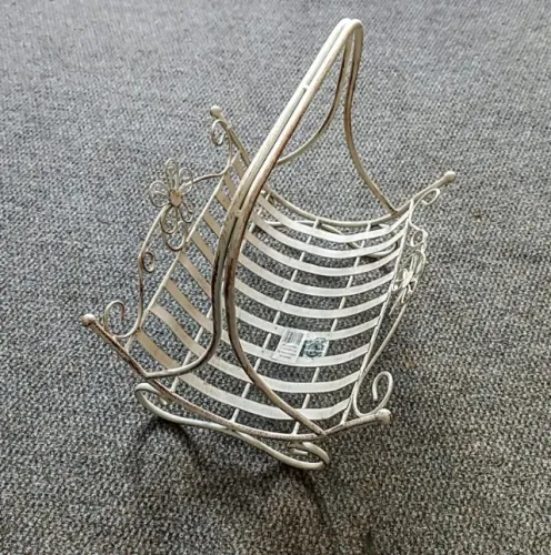 Revisteiro decorativo em metal estilo vintage, marca Collezione.  Medidas 37×33 cm. 