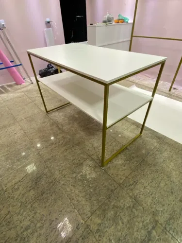 Mesa de apoio branca com estrutura dourada