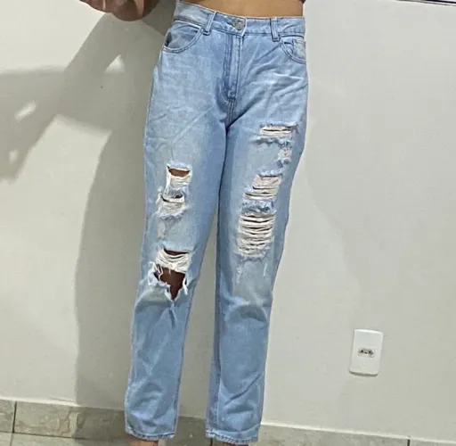 Calça mom jeans azul claro destroyed - tamanho 40