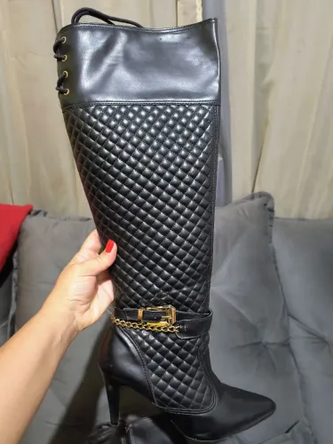 Bota Over the Knee Quilted Preta com Detalhes Dourados