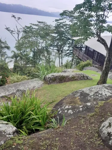 Vende-se área frente na praia do Forte, Florianópolis. 
