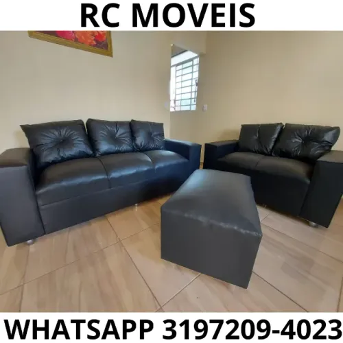 Sofá 3 e 2 Lugares em Couro Sintético + Puff - D33, Eucalipto e Alta Durabilidade