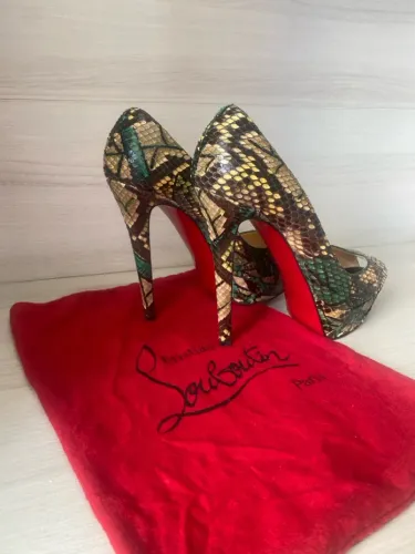 Christian Louboutin - Salto Alto Estampado