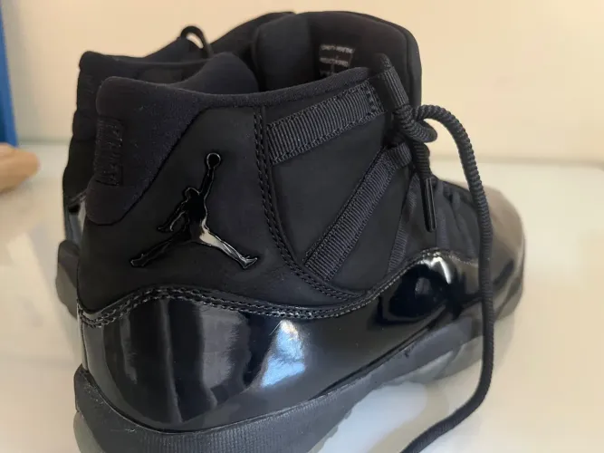 Air Jordan 11 Retro Cap and Gown