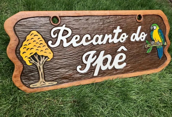 Placa entalhada em madeira 
