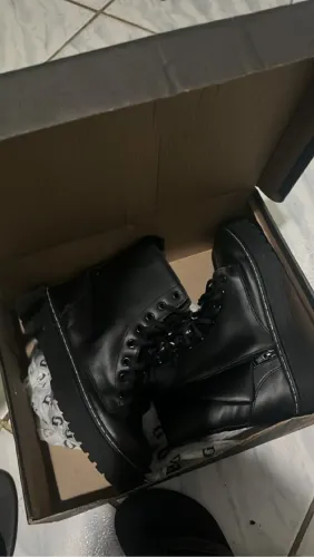 Botas Femininas de Couro Preto