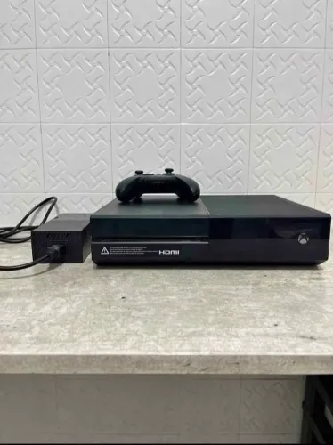 Vendo ou Troco Xbox One Fat 1Tb com Controle do Xbox Series X (apresenta drift) com jogos.