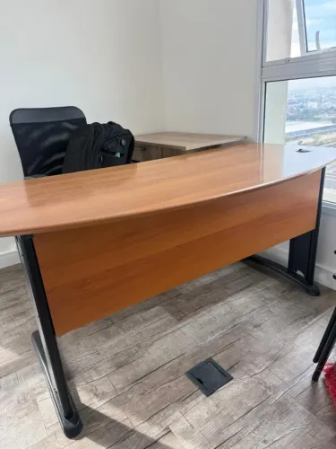 Mesa de Escritório Grande com Estrutura Metálica - Madeira