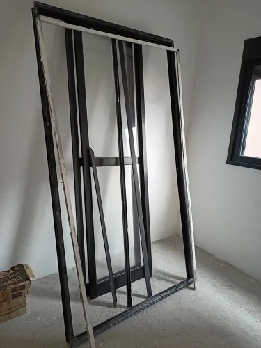 Porta alumínio de correr na cor preta de vidro