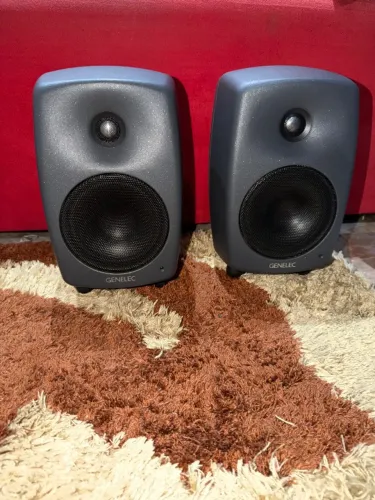 Monitor de referência Genelec 8030C bivolt