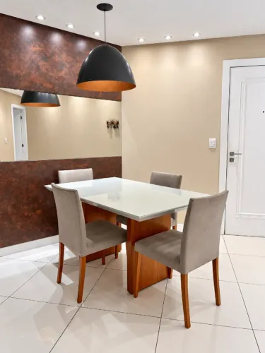 Conjunto de Mesa de Jantar com 4 Cadeiras Estofadas