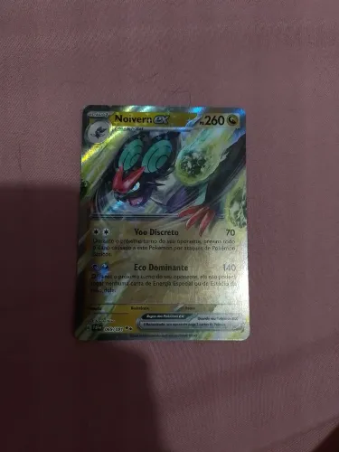 Carta de pokémon rara (Noivern ex) em ótimo estado