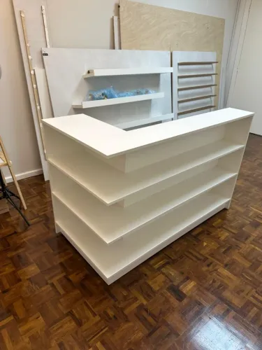 Balcão moderno e funcional, perfeito pra loja, escritório ou organização em casa.