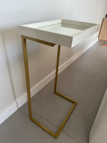 Mesa lateral - dourada com vidro