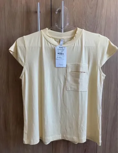 Blusa com bolso frontal