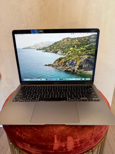 MacBook Air 100% original e nunca trocado peça alguma. Impecável!