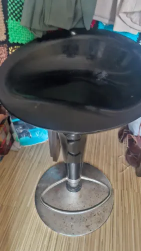 Banqueta giratória preta e vermelha
