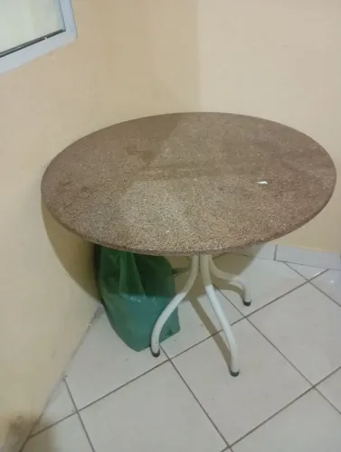 Mesa de pedra. 90 por 90 centímetros 