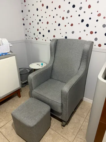 Cadeira de amamentação com balanço 