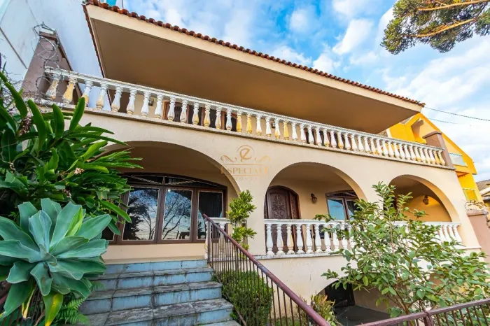 CASA SEMI-MOBILIADA PARA LOCAÇÃO NO GUABIROTUBA | 08 QUARTOS | AMPLOS AMBIENTES
