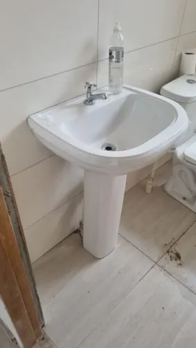 Pia de banheiro. Tamanho grande.  Apesar a parte de cima sem a coluna.  
