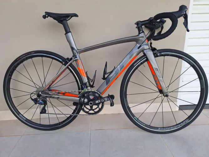VENDO SPEED BH G7 PRO CARBONO Completa com sapatilha Specialized.