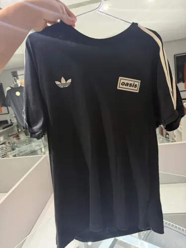 camiseta adidas - oasis - merchandising oficial 2025
