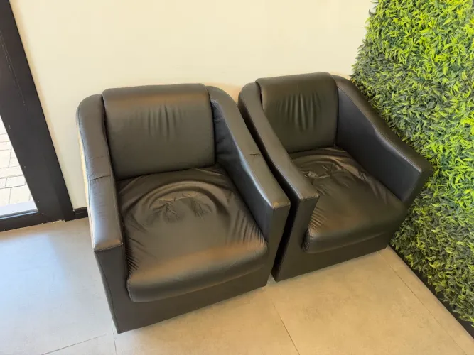 Poltronas de recepção pretas!
