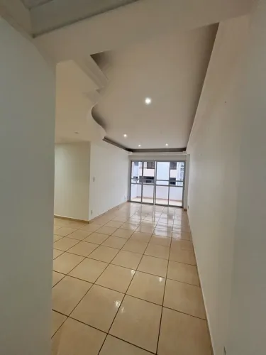 Espaçoso apartamento 3 quartos para alugar perto da praia