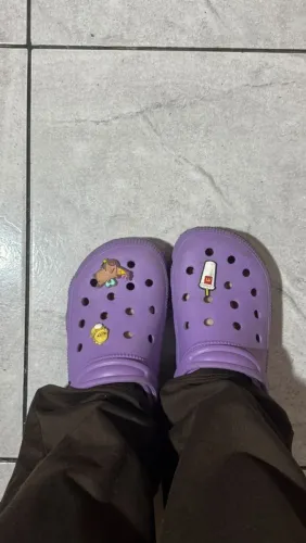 Crocs roxa (inspiração) acompanha pins