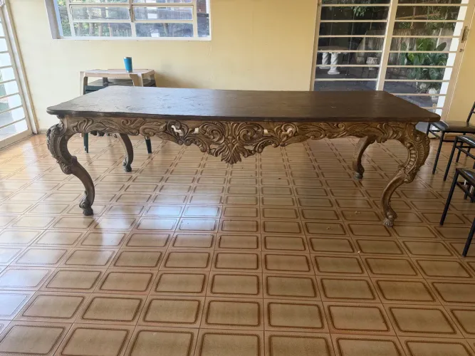 Mesa dourada em fibra 