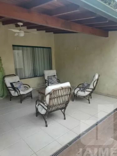 Sobrado em Condomínio com 04 dormitórios, 02 vagas em Barra do Sahy