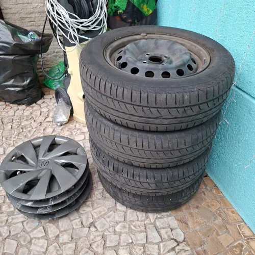 Jogo de rodas de ferro + pneus + calotas aro 14 (Etios)