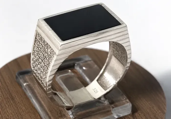 Anel Masculino Prata 925 com Ônix e Zircônias - Aro 20