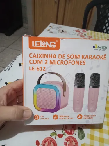 Caixinha de som com dois microfones,carregar e garantia...luz noturna, amplificador enbut