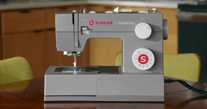 Máquina Singer doméstica 4423 NOVA