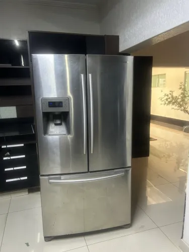 Vendo geladeira Samsung French Door, modelo RF26DEUS, muito espaçosa, moderna e