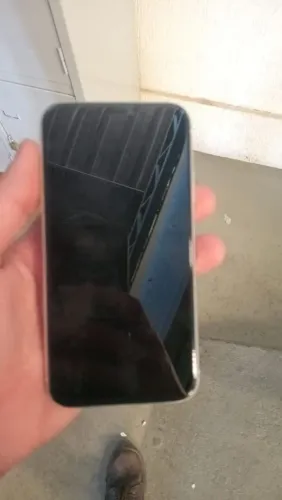 Vendo iPhone XR tá funcionando normal 600 reais única coisa está com uns trincados atrás
