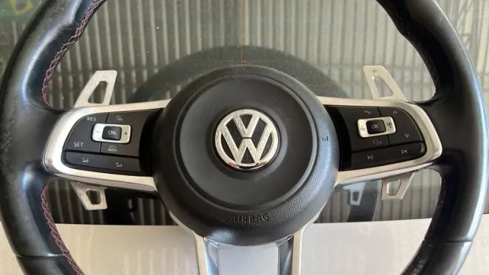 *Volante VW Multifuncional Esportivo com Comandos - Preto/Cromado * Marca: Volkswagen (VW)
