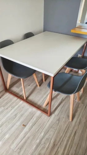 Mesa de madeira com 4 cadeiras
