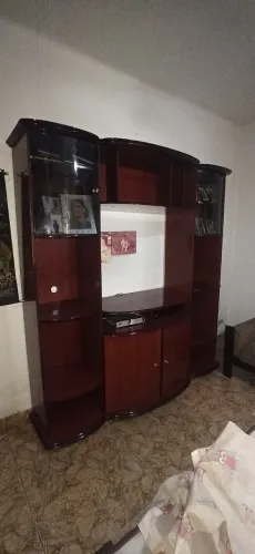 Estante de sala em madeira maciça com portas de vidro