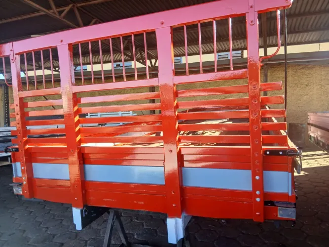 Carroceria pra Mercedes bens semi nova reformada pro pra trabalhar