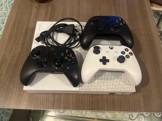 Xbox One S 1TB + 3 Controles Originais