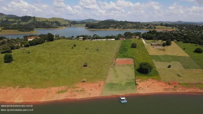 TERRENO PÉ NA ÁGUA E VISTA DAS MONTANHAS NA REPRESA DE JOANÓPOLIS