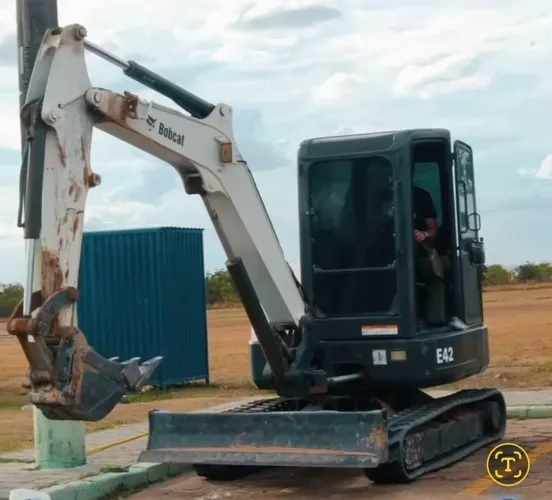 BOB CAT E MINI ESCAVADEIRA