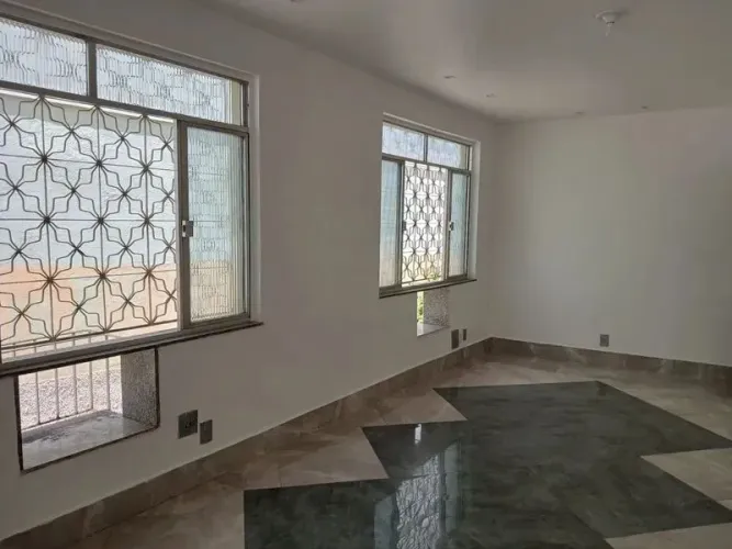 Casa com 4 Quarto(s) e 2 banheiro(s) para Alugar, 200 m² por R$ 6000 / Mês