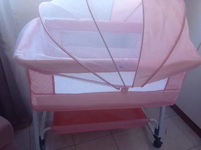 Berço Portátil Rosa com Mosquiteiro ? Nunca Usado