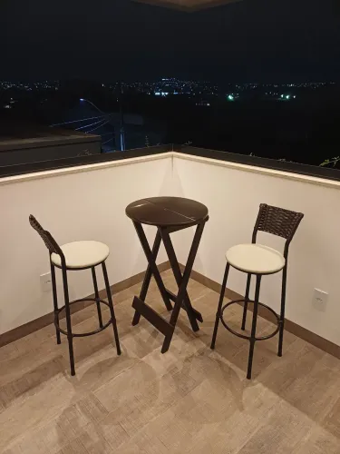 Mesa bistrô com banquetas