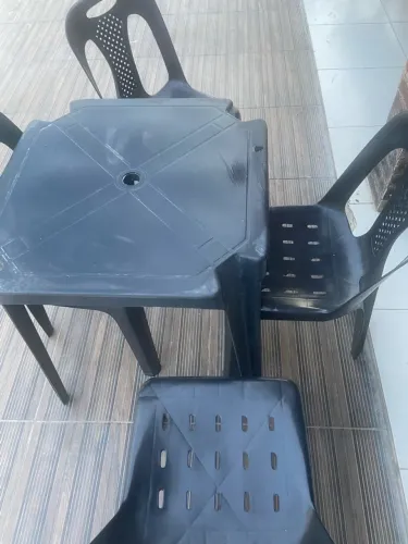 Mesa com 4 cadeira