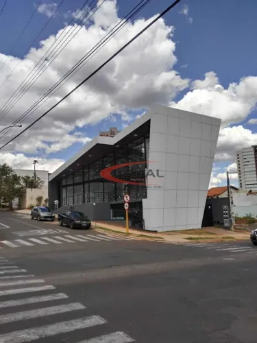 Lindo Imóvel Comercial, de esquina com Grande Visibilidade